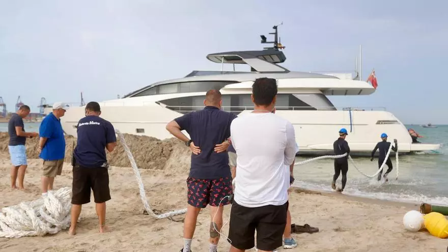 La rotura de un cable complica el remolcado del yate encallado en Pinedo