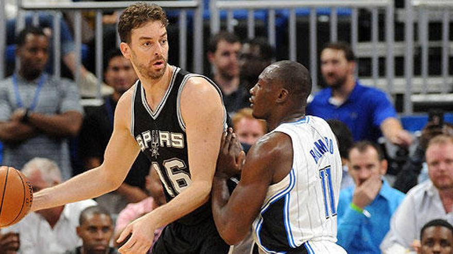 Pau Gasol, com la camiseta de los Spurs.