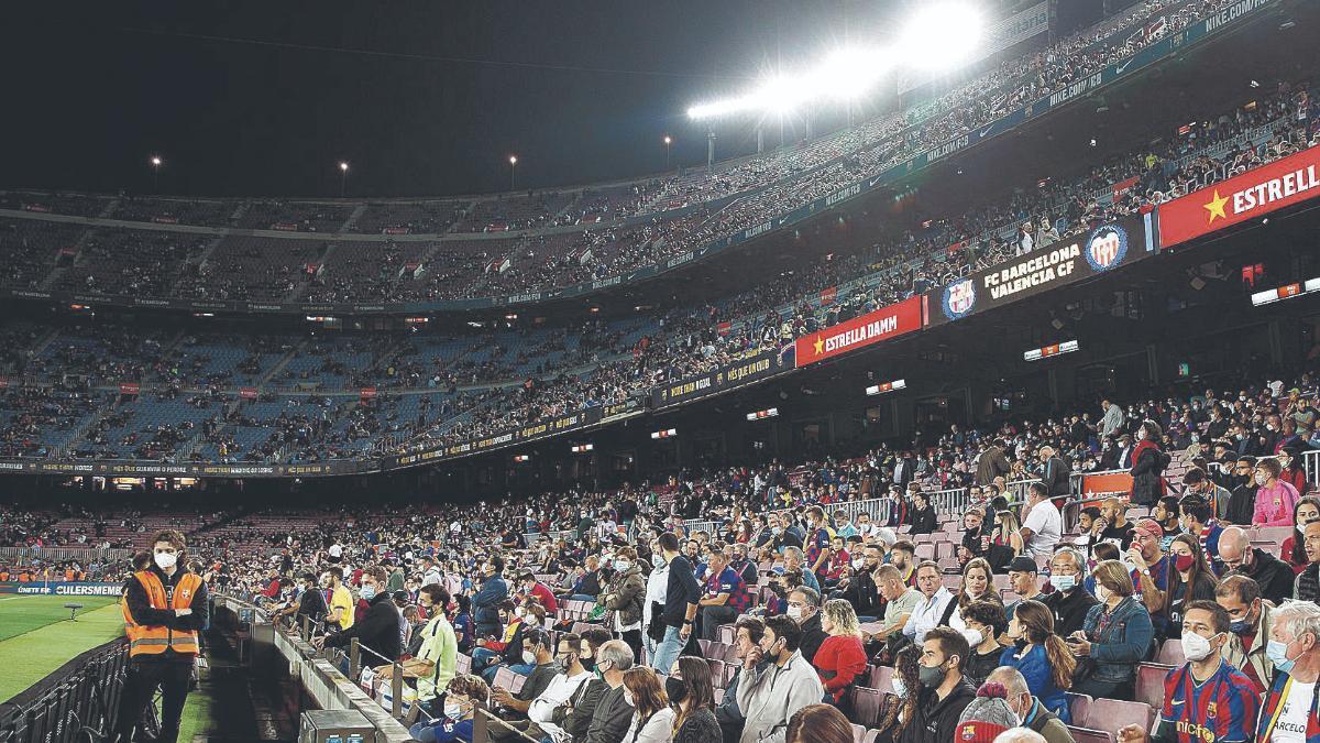 Aficionados en el Camp Nou durante el Barça - Valencia