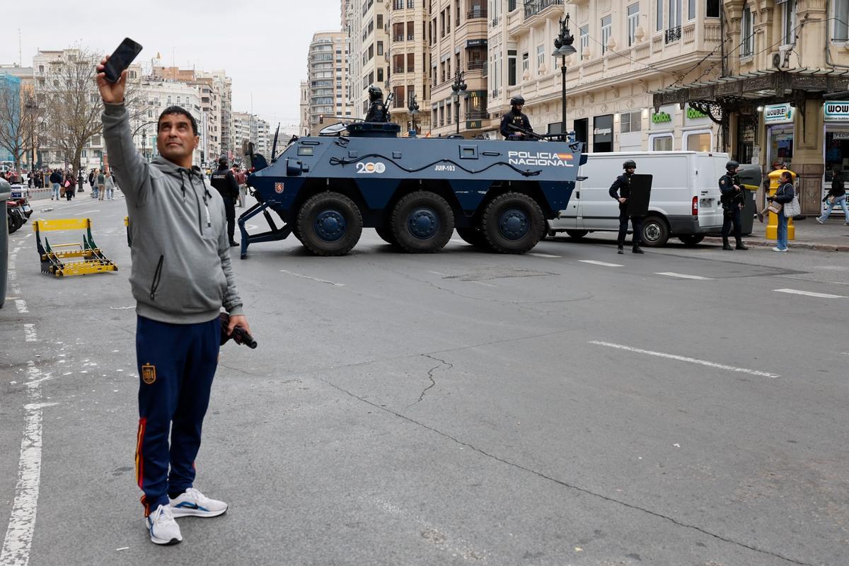 El BMR 600 JUIP-103 cerrando el paso en la calle Xàtiva antes de empezar la mascletà