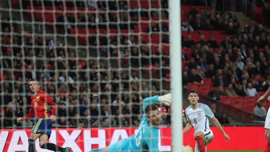 El lanzamiento de Iago Aspas supera a Heaton en la jugada del primer gol de España en Wembley.