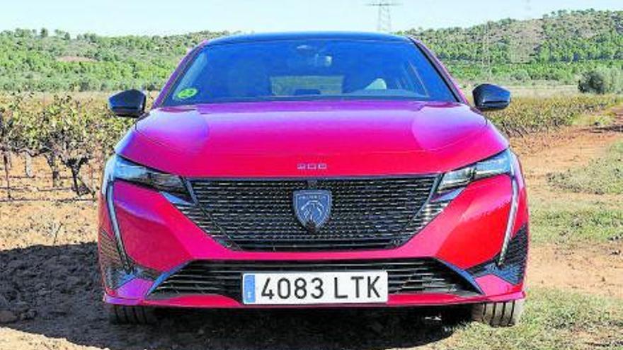 nOVA imaTge de marca. La calandra del Peugeot 308 mostra les noves tendències estètiques que caracteritzen la gamma francesa. El nou iCockpit disposa de tecnologia 3D. neomotor