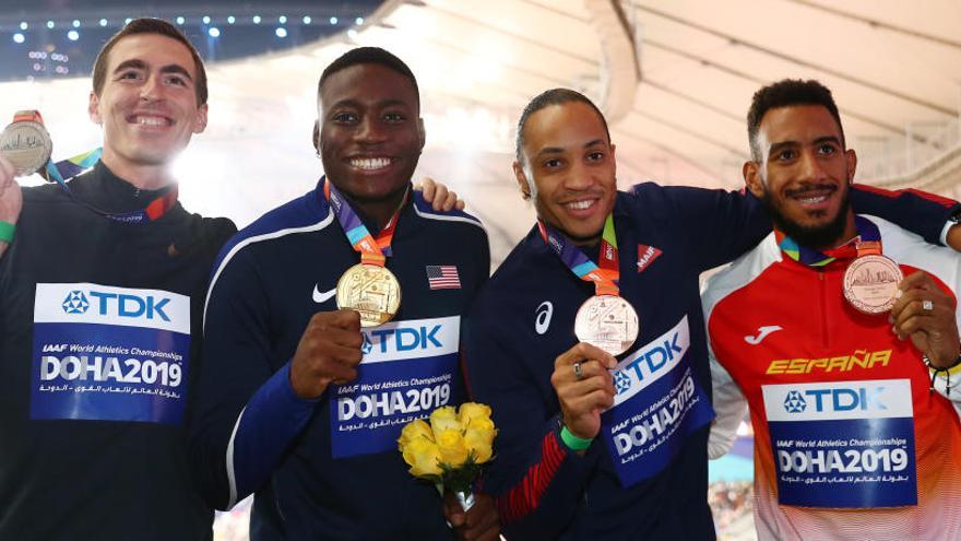 Orlando Ortega, a la derecha, con la medalla de bronce.