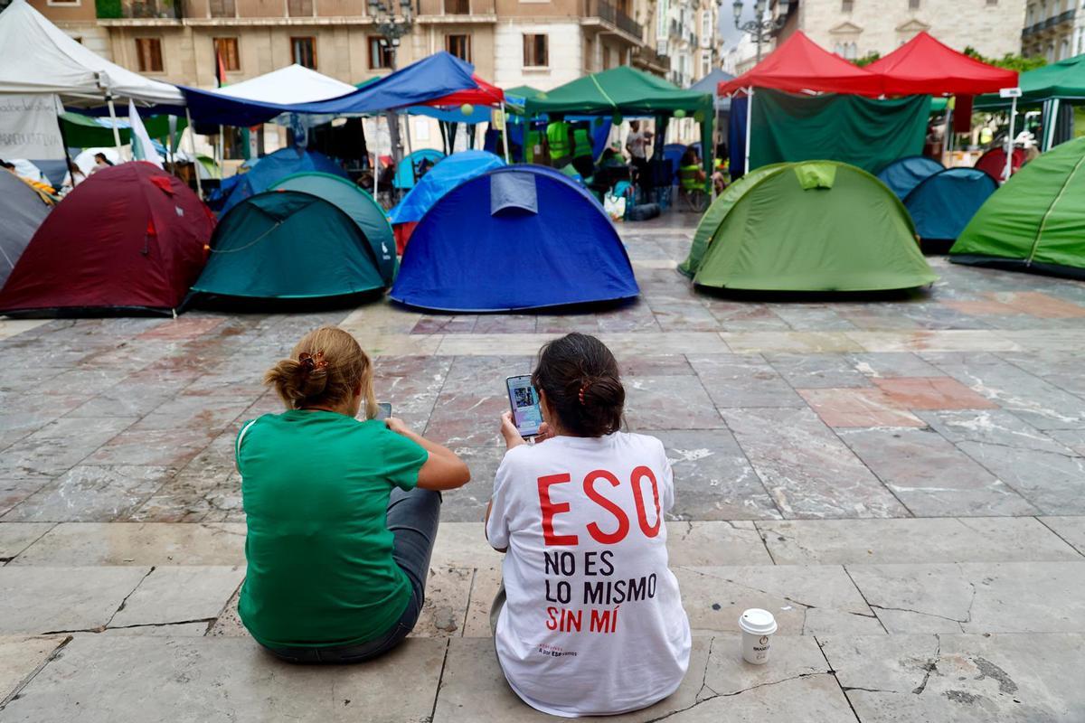 Segundo día de acampada educativa en València: llega la hora de montar el Corpus y acuden furgones de la policía a la plaza de la Virgen