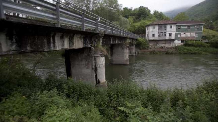 Puente que une los polígonos industriales de Olloniego-Tudela I y II.