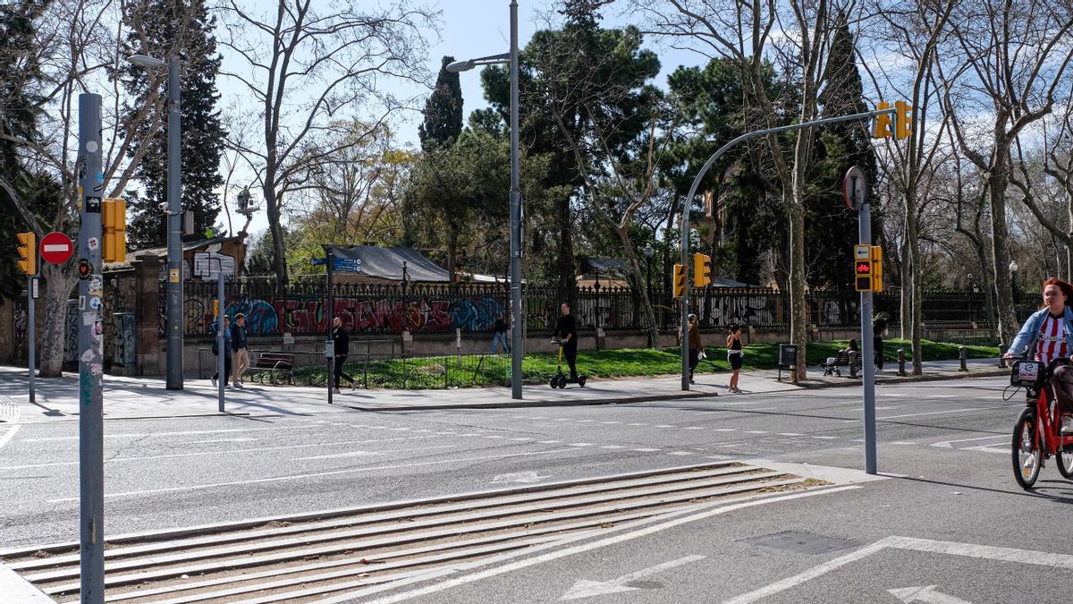 Aspecto actual de la intersección de la Ciutadella y la avenida Meridiana, donde el consistorio abrirá una nueva puerta al parque