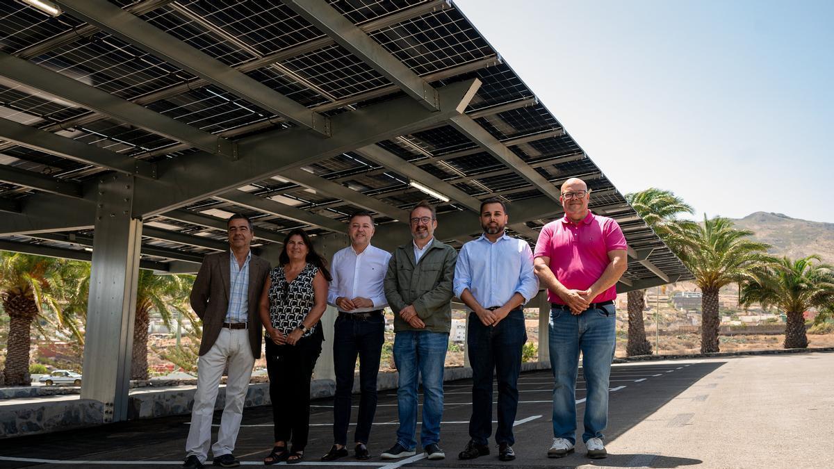 Inauguración de las nuevas marquesinas fotovoltaicas en el aparcamiento del tanatorio municipal de San Isidro.