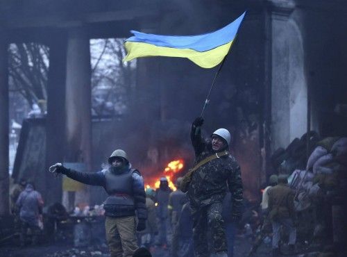 Las protestas antigubernamentales continúan en la capital de Ucrania a la espera del resultado de las negociaciones en el Parlamento.