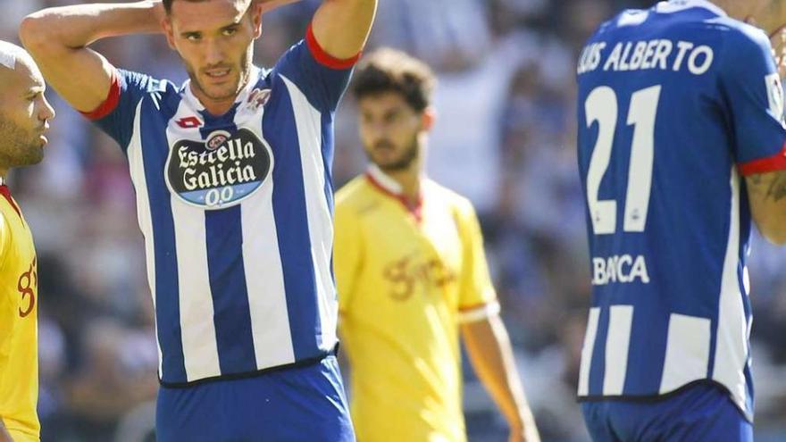 Lucas Pérez se lamenta durante el partido disputado contra el Sporting en Riazor.