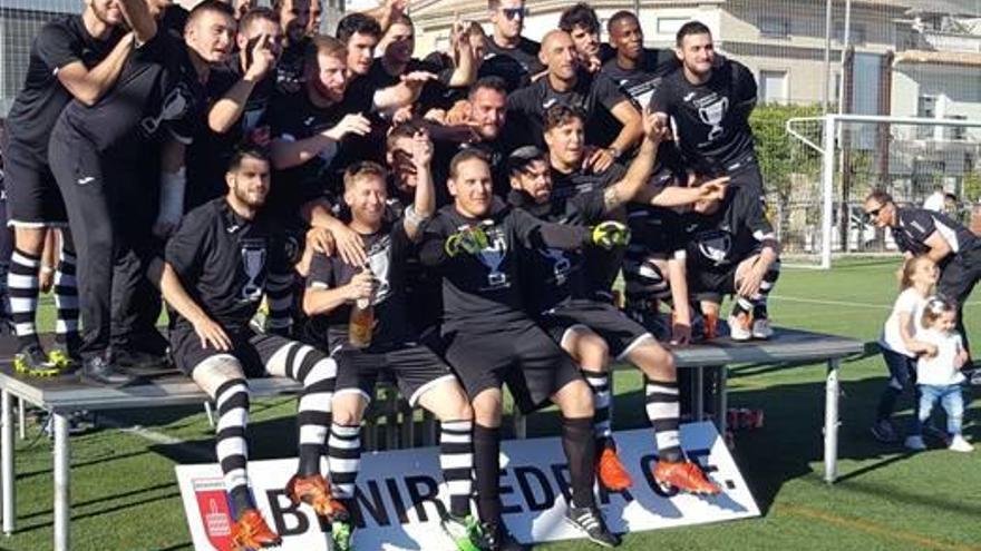 A la izquierda, Marcos Estruch se hace una autofoto con los jugadores en el vestuario, y a la derecha celebraciones en el campo de fútbol.