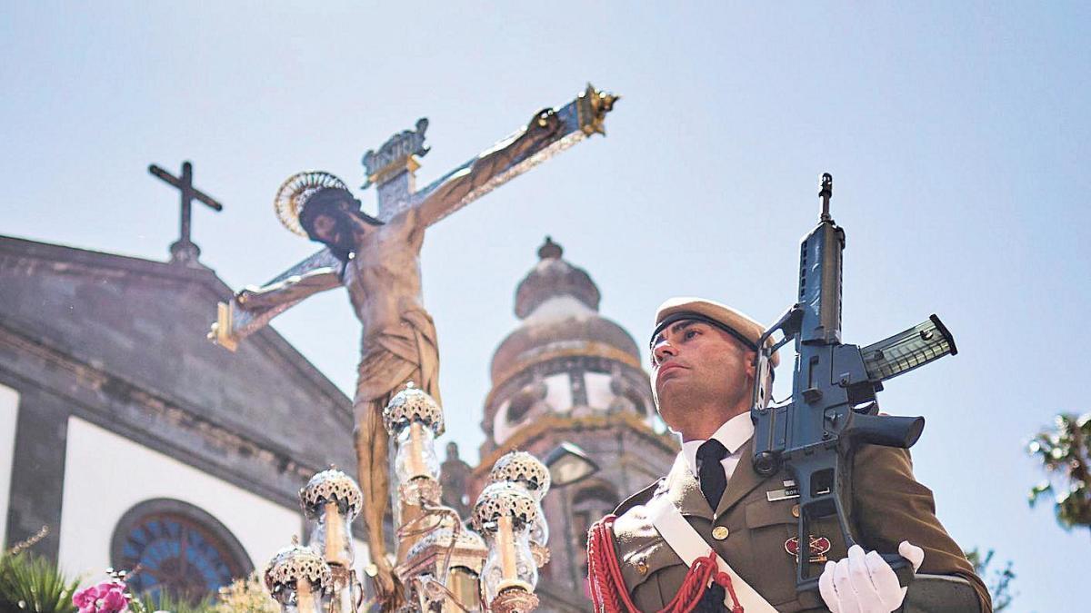 Un artillero escolta al Cristo de La Laguna a su salida de la Catedral.