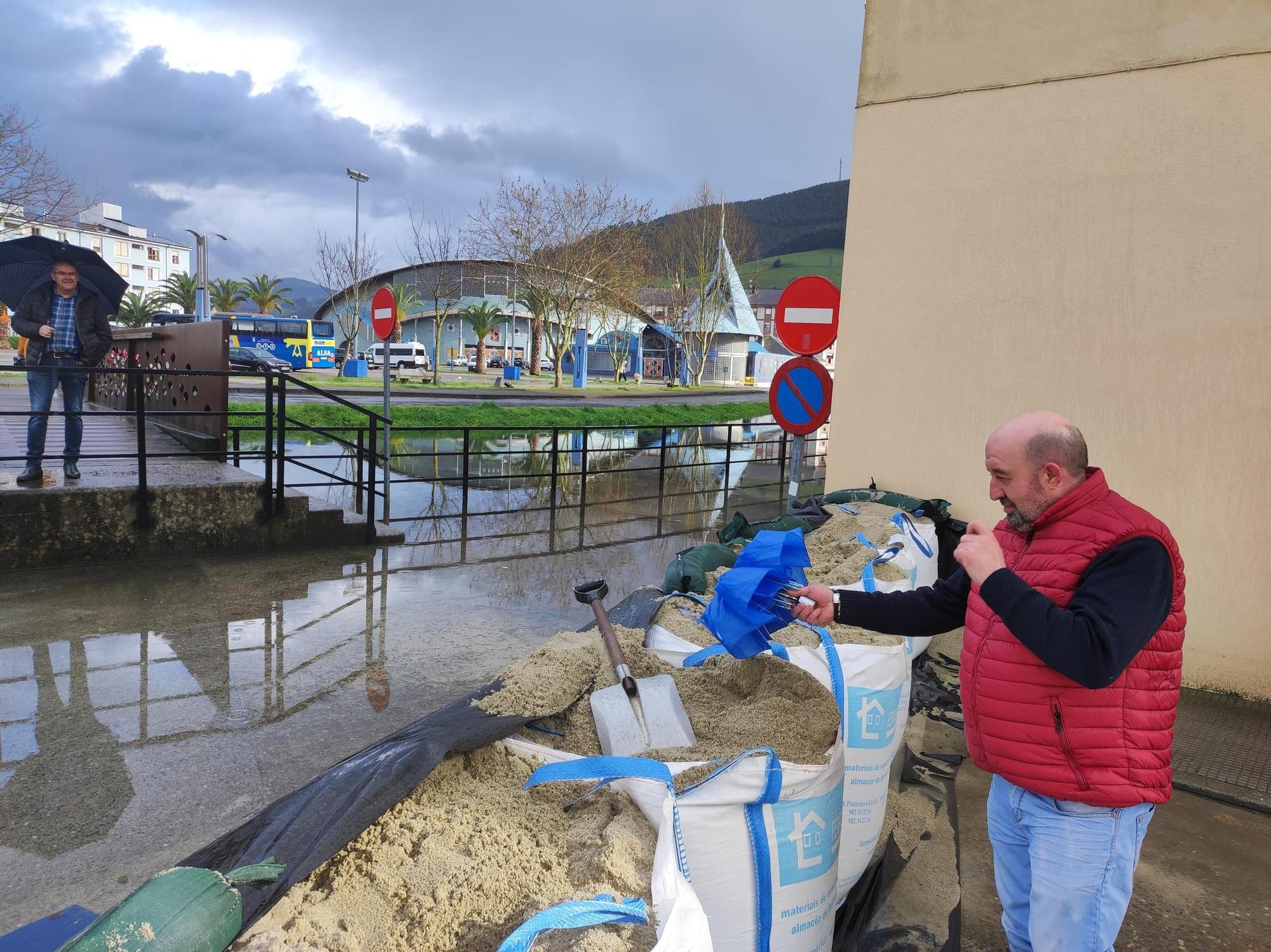 En imágenes: Así se protege Vegadeo frente a las mareas vivas de estos días