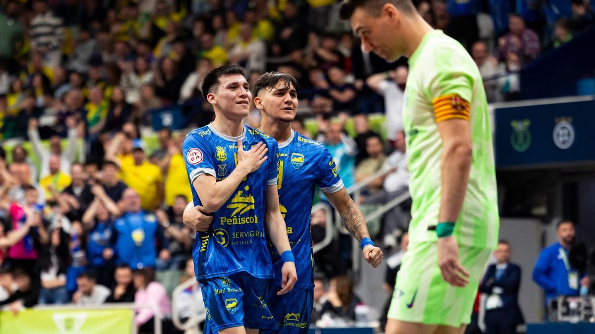 Los jugadores del Peñíscola celebran un gol ante la desolación de Lozano.