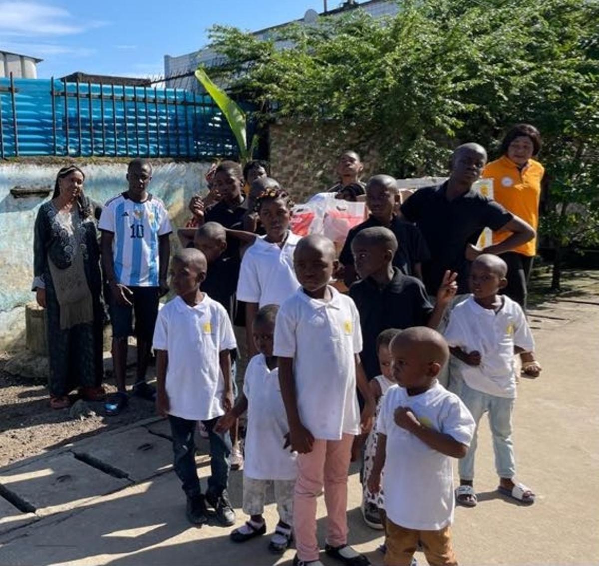 Niños y sus familias en Camerún.