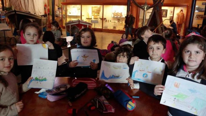 Un grupo de escolares participantes en el concurso de dibujo y pintura infantil en el Museo Marítimo de Asturias, en Luanco.