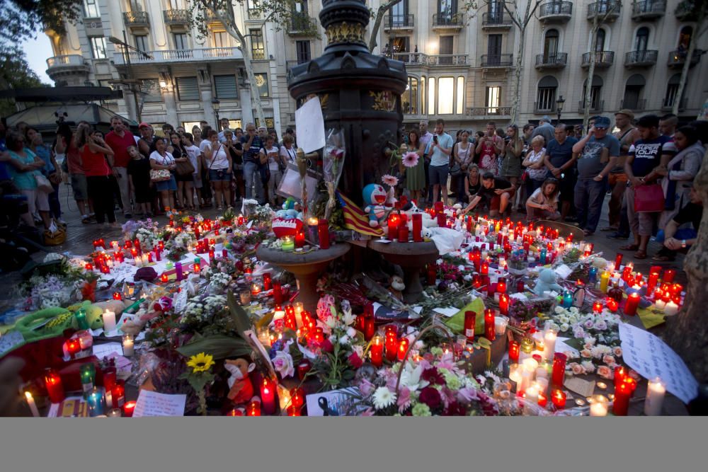 FLORES Y VELAS EN LAS RAMBLAS EN MEMORIA DE LAS ...