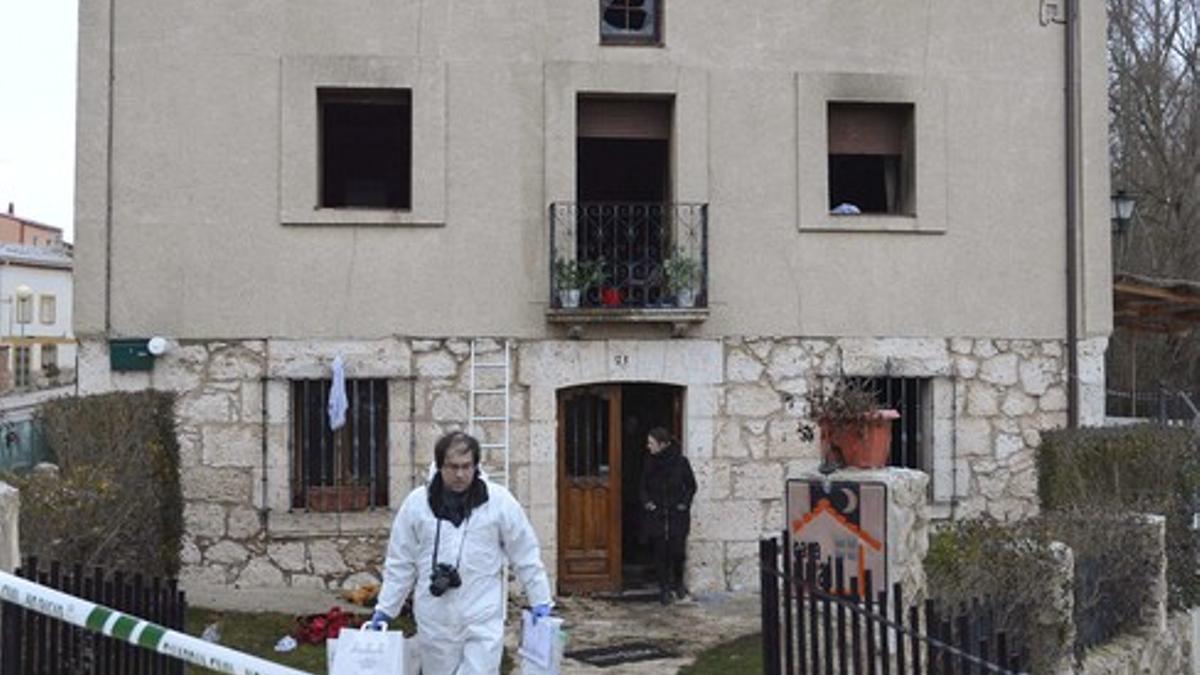 Agentes judiciales salen de la casa rural de Tordómar, en Burgos, donde murieron seis miembros de una familia, el pasado 22 de febrero.