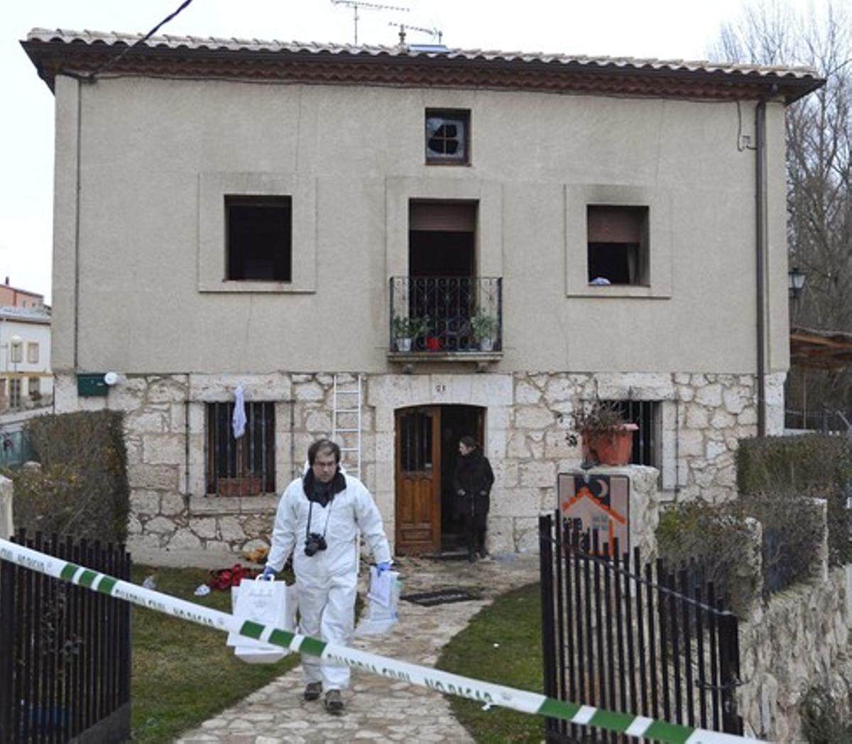 Agentes judiciales salen de la casa rural de Tordómar, en Burgos, donde murieron seis miembros de una familia, el pasado 22 de febrero.