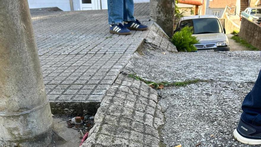Estado de las aceras en la zona de O Romaño