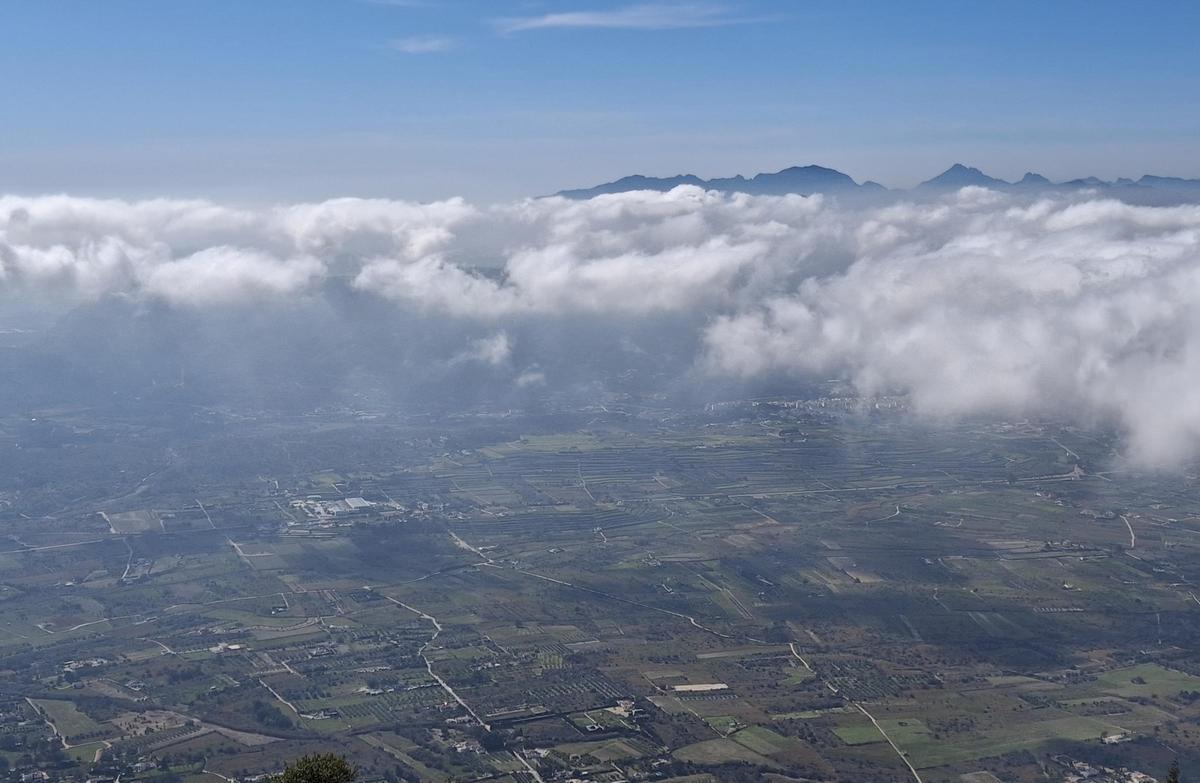 Un mar de nubes en el Montgó (imágenes)