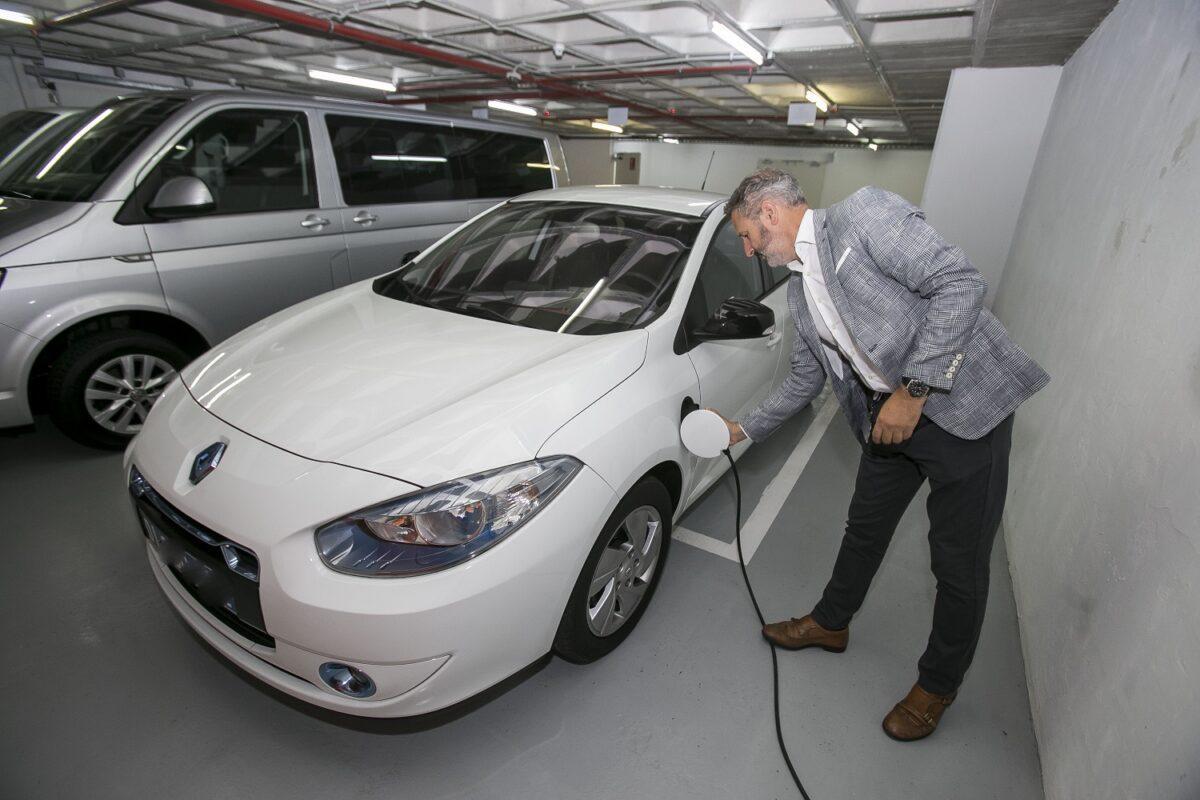 Nueva ley para flexibilizar la carga de coches eléctricos en gasolineras