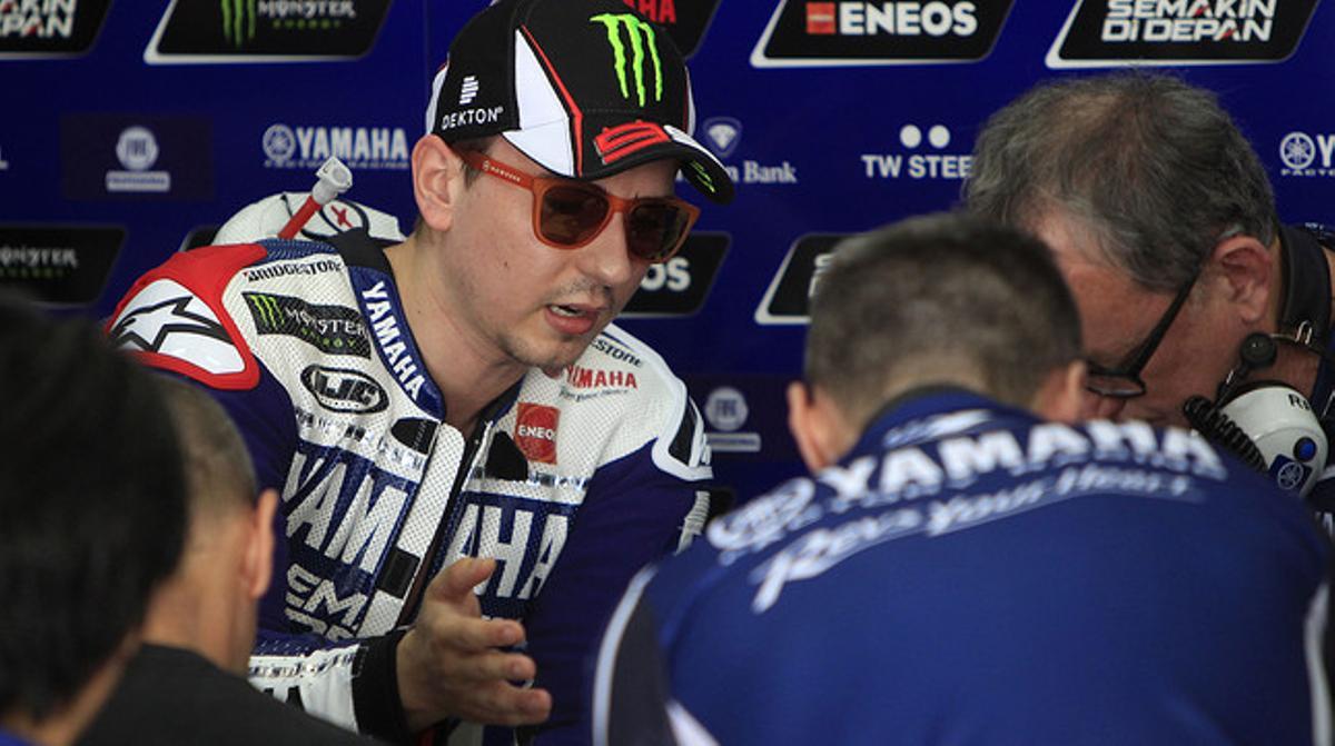 Jorge Lorenzo conversa amb diversos membres del seu equip durant els assajos de pretemporada a Sepang (Malàisia).