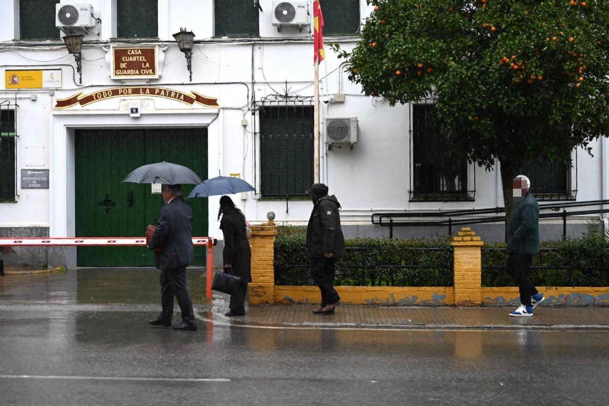 Los dos hermanos con sus abogados, en Zafra, al llegar al cuartel de la Guardia Civil.