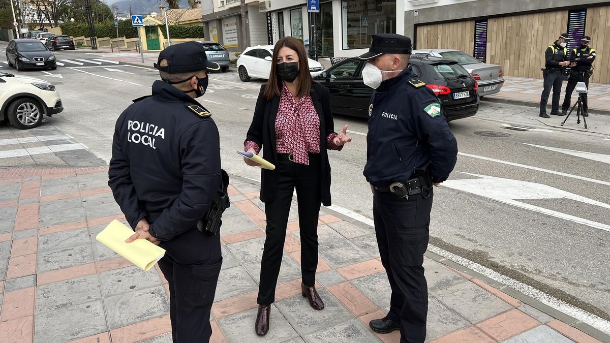 El Consistorio ha instalado un paso de peatones elevado en la avenida de Las Salinas.