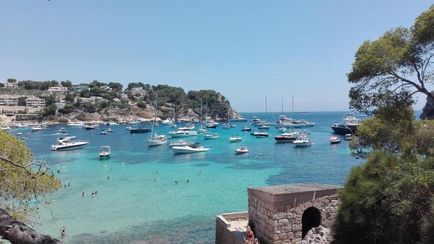 La playa de Portals Vells llena de barcos fondeados en una imagen del pasado julio.