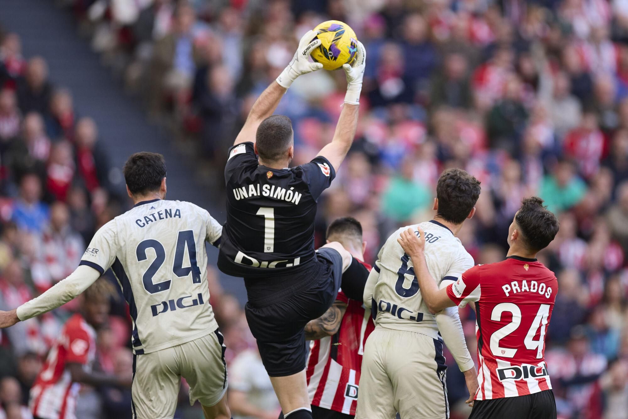 Unai Simon of Athletic Club in action during the LaLiga EA Sports match between Athletic Club and CA Osasuna at San Mames on March 30, 2025, in Bilbao, Spain. AFP7 30/03/2025 ONLY FOR USE IN SPAIN. Ricardo Larreina / AFP7 / Europa Press;2025;SPAIN;SPORT;ZSPORT;SOCCER;ZSOCCER;Athletic Club de Bilbao v CA Osasuna - La Liga EA Sports;