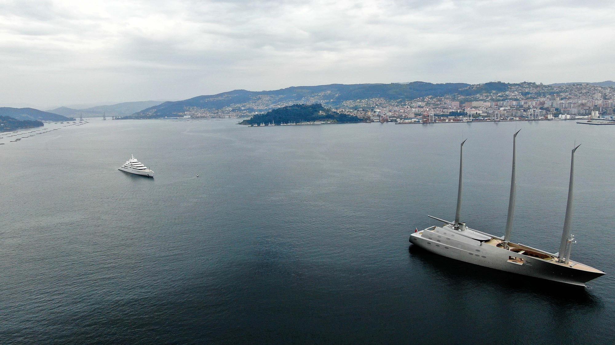 Duelo de esloras en la ría de vigo