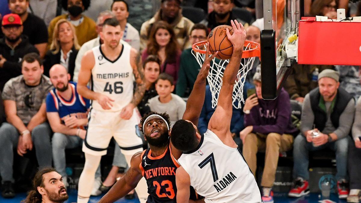 Aldama intenta anotar ante Mitchell Robinson en el choque de los Grizzlies ante los Knicks