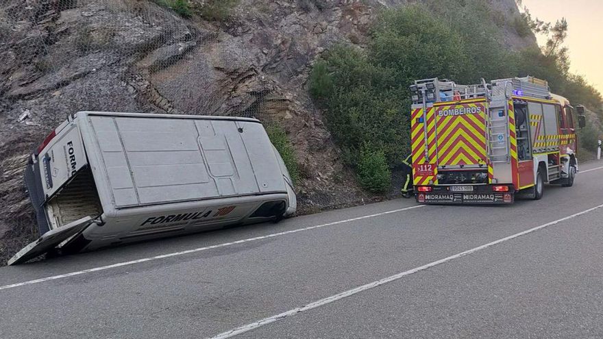 La furgoneta volcada, ayer, en
la Nacional 525. | // EMERXENCIAS LALÍN