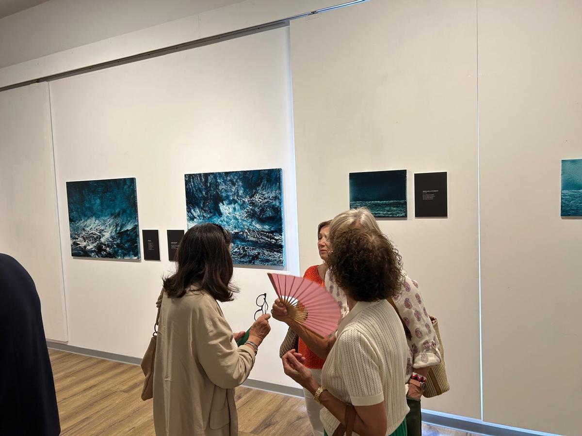 EN IMÁGENES: Inauguración en Villaviciosa de la muestra "La poesía y el mar" de Guillermo Simón