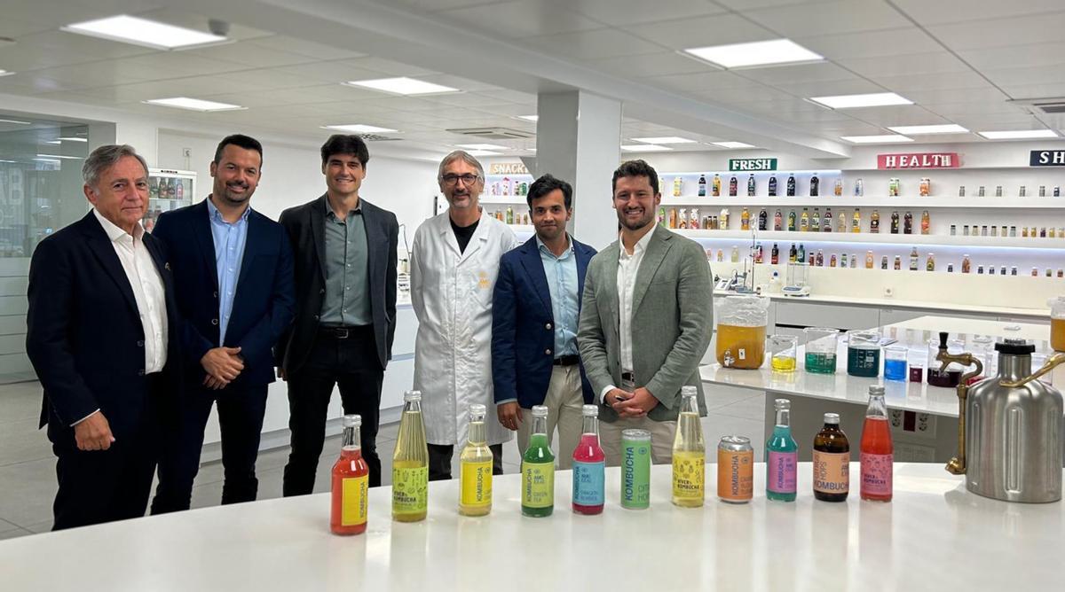 Víver ha forjado una importante alianza estratégica con la empresa murciana AMC Global, líder europea en zumos de frutas refrigerados y bebidas vegetales naturales. En la imagen, de izquierda a derecha: Antonio Muñoz Beraza, CEO de AMC Global; Pedro de Frutos, director comercial de Víver; Alberto Hernández, director de innovación de AMC; Sergio Ariel, director científico de AMC; Fernando Martín y Raúl de Frutos, cofundadores y directores ejecutivos de Víver.