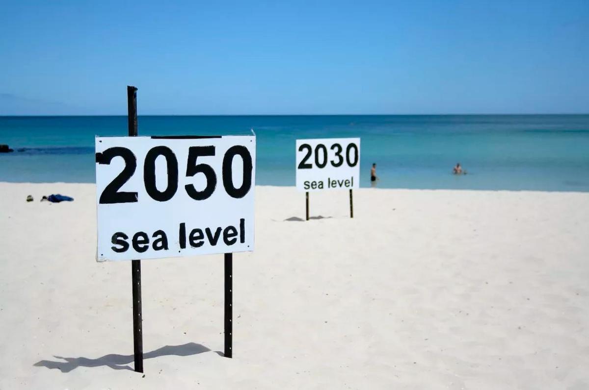 Proyección de la subida del nivel del mar en una playa.