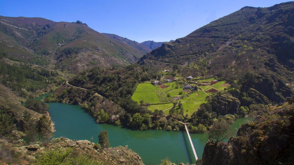 Cruzar un puente desde Galicia es la única manera de llegar a esta curiosa aldea asturiana