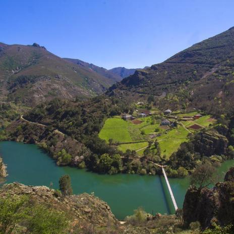 Cruzar un puente desde Galicia es la única manera de llegar a esta curiosa aldea asturiana