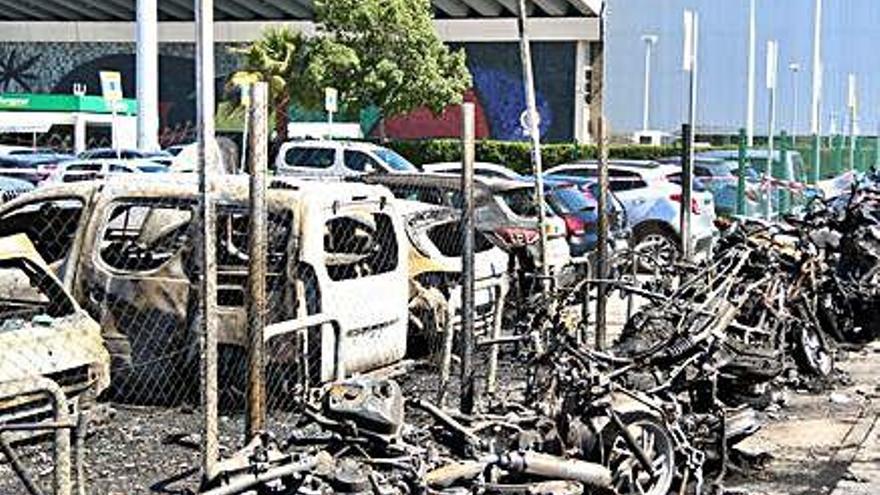 Alguns dels vehicles cremats per l&#039;incendi, ahir, al Prat