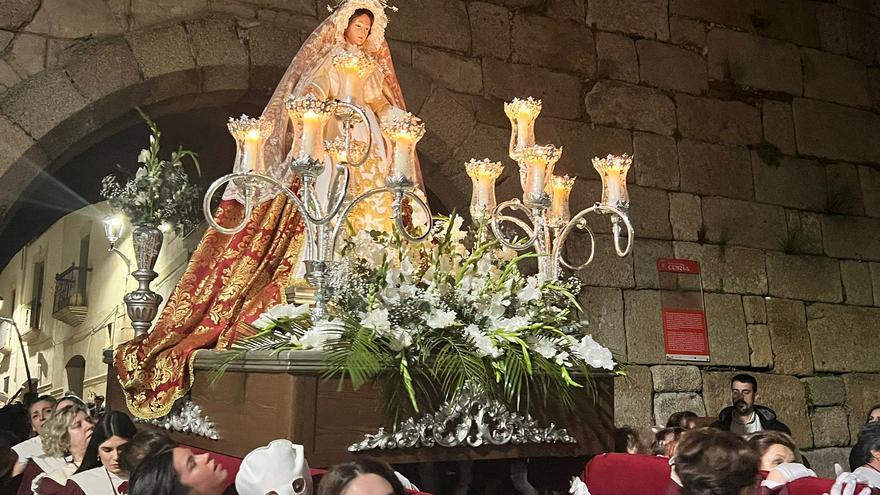 La Cofradía de María Santísima del Amor Hermoso llena las calles de Coria de devoción