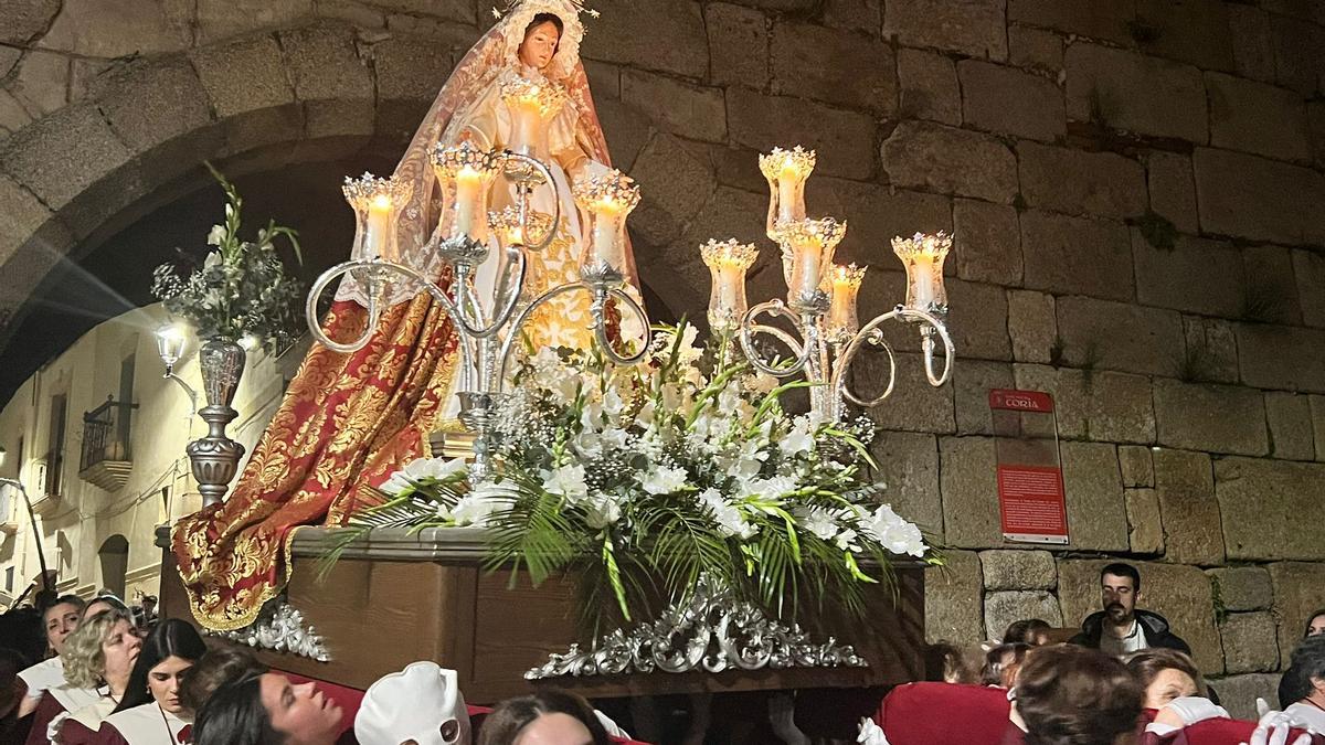 Uno de los momentos de la procesión de la Cofradía Virgen del Amor Hermoso la noche del domingo.