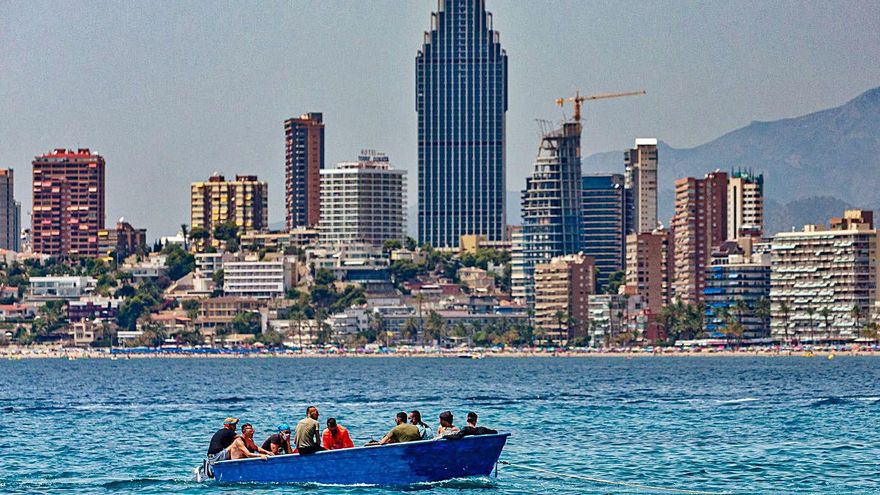 Patera cargada con inmigrantes que llegó este verano a Benidorm. | DAVID REVENGA