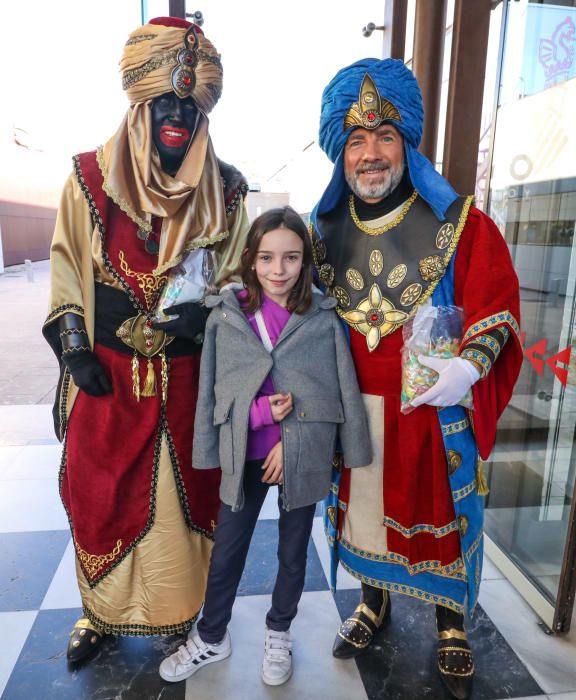 Los Reyes Magos visitan a niños y mayores