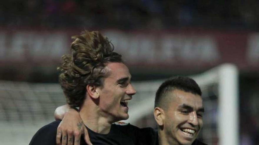 Correa, a la derecha, felicita a Griezmann por su gol en Granada.