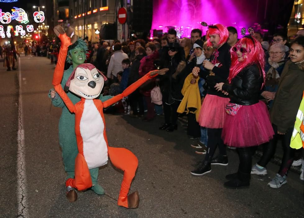 Miles de personas se congregan en el centro de la ciudad para seguir la marcha de las 28 agrupaciones que desfilaron entre Isaac Peral y la Porta do Sol.