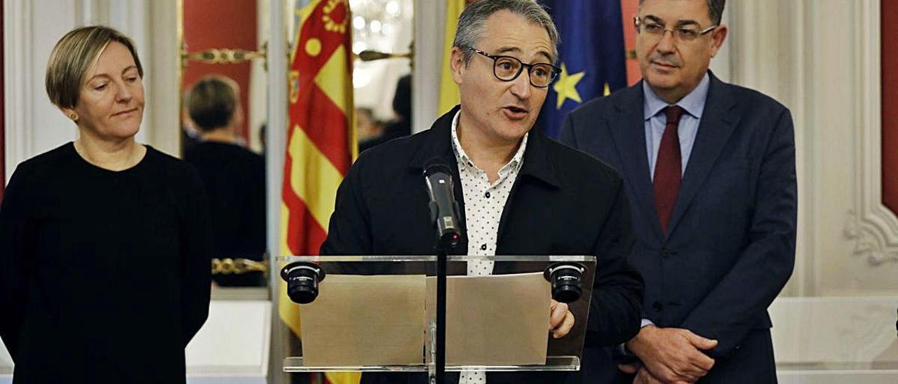 El Síndic de Comptes , Vicent Cucarella, delante del presidente de las Corts, Enric Morera.