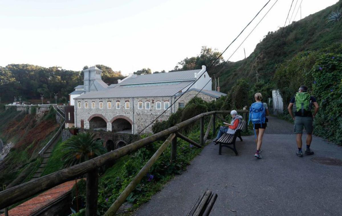 Visitantes en el Museo de la Mina de Arnao. | MARA VILLAMUZA