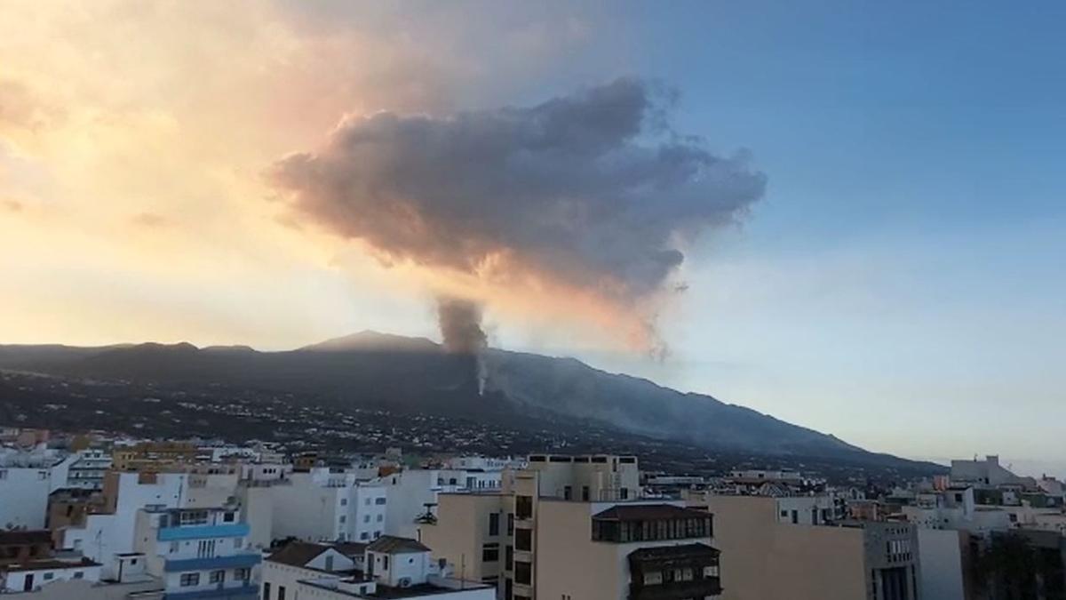 Amanece al pie del volcán de La Palma en el séptimo día de erupción