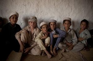 Nens pakistanesos assisteixen a la seva classe diària de lliçons de l’alcorà, en una barriada fora d’Islamabad.