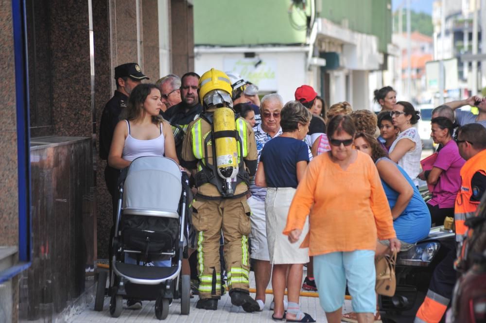 Cinco intoxicados por humo a causa de un incendio en una vivienda de Vilagarcía. El fuego comenzó en la cocina de la séptima planta de un edificio en Rosalía de Castro